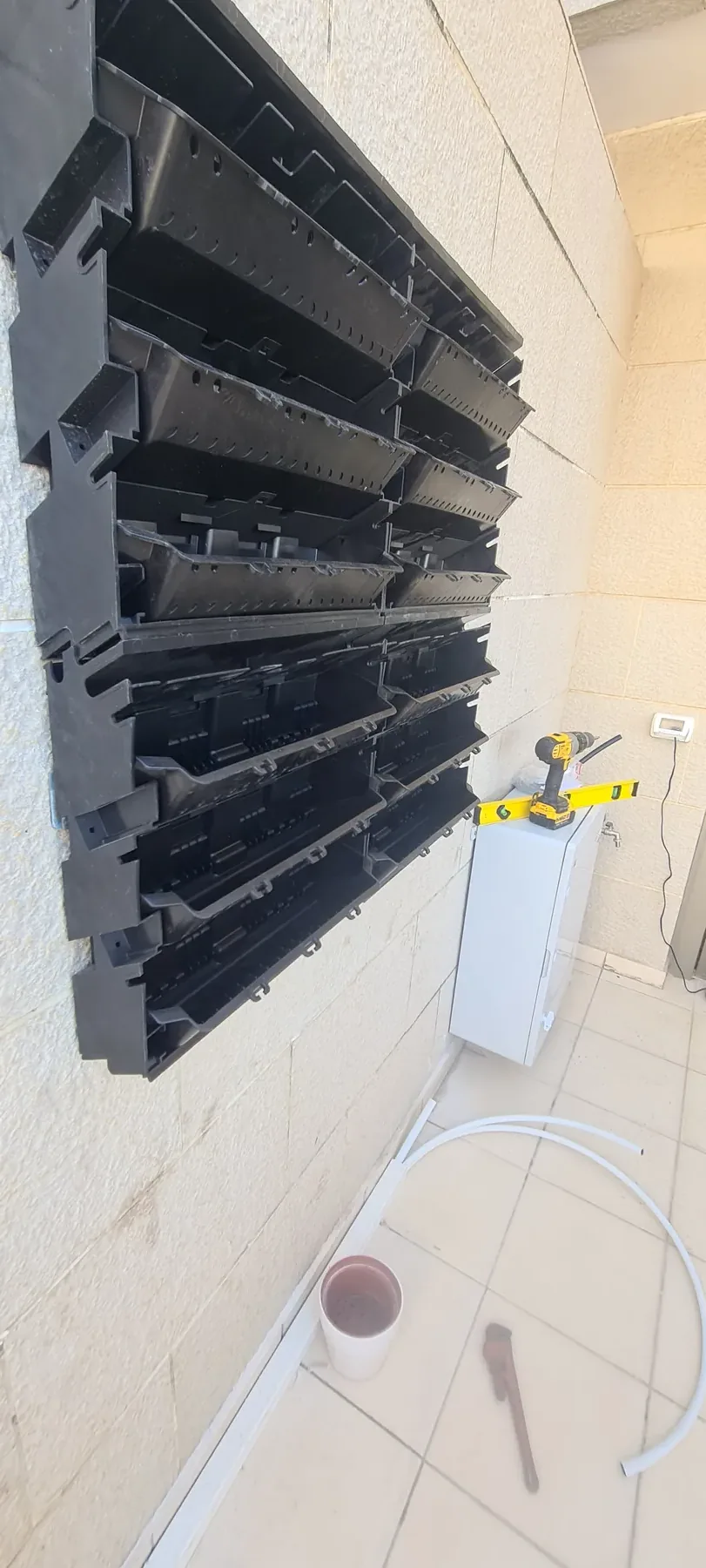 מרפסת קטנה ברחובות — תמונה 2